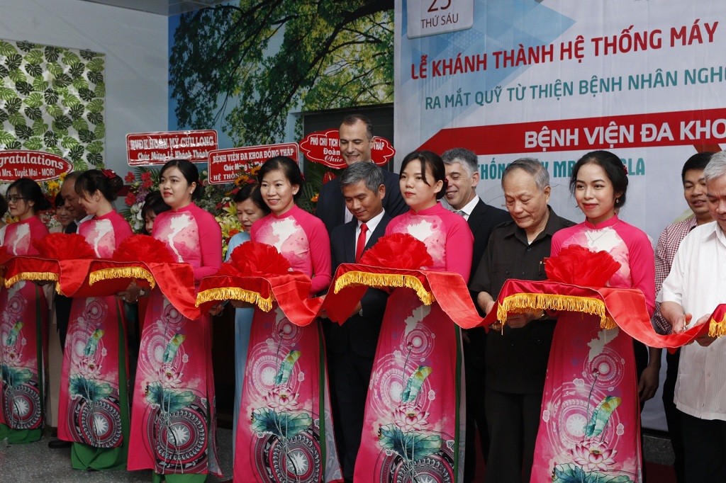 Máy cộng hưởng từ và máy chụp mạch máu có thể giúp chúng ta theo dõi sức khỏe một cách hiệu quả và nhanh chóng, đồng thời nhìn thấy những hình ảnh tuyệt vời của cơ thể. Hãy cùng xem hình ảnh liên quan để khám phá thêm về công nghệ này nhé!