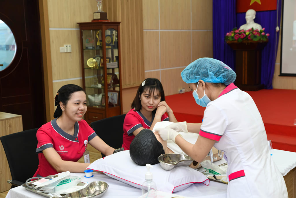 Trao thưởng Hội thi tay nghề của NVYT năm 2023