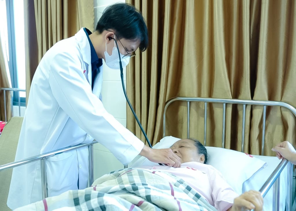 Can thiệp thành công túi phình mạch máu não cổ rộng 2 thùy