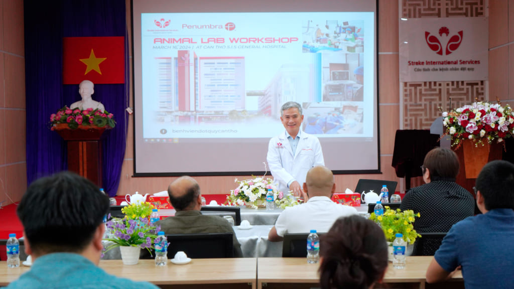 Bác sĩ thực hành can thiệp hút huyết khối trên động vật | Animal Lab Workshop