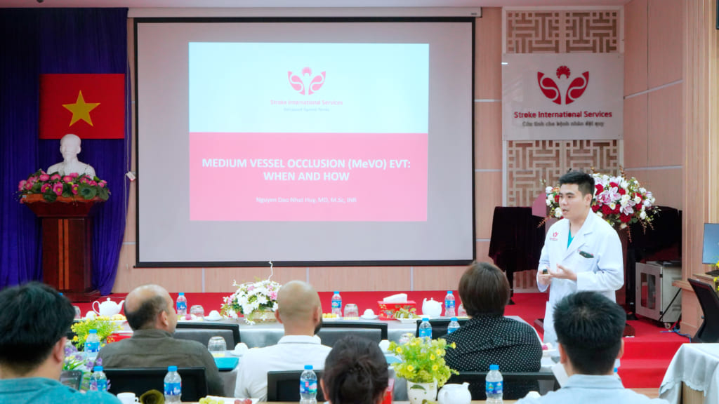 Bác sĩ thực hành can thiệp hút huyết khối trên động vật | Animal Lab Workshop