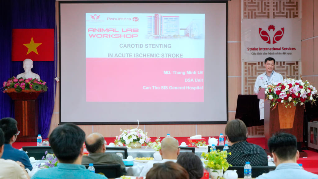 Bác sĩ thực hành can thiệp hút huyết khối trên động vật | Animal Lab Workshop