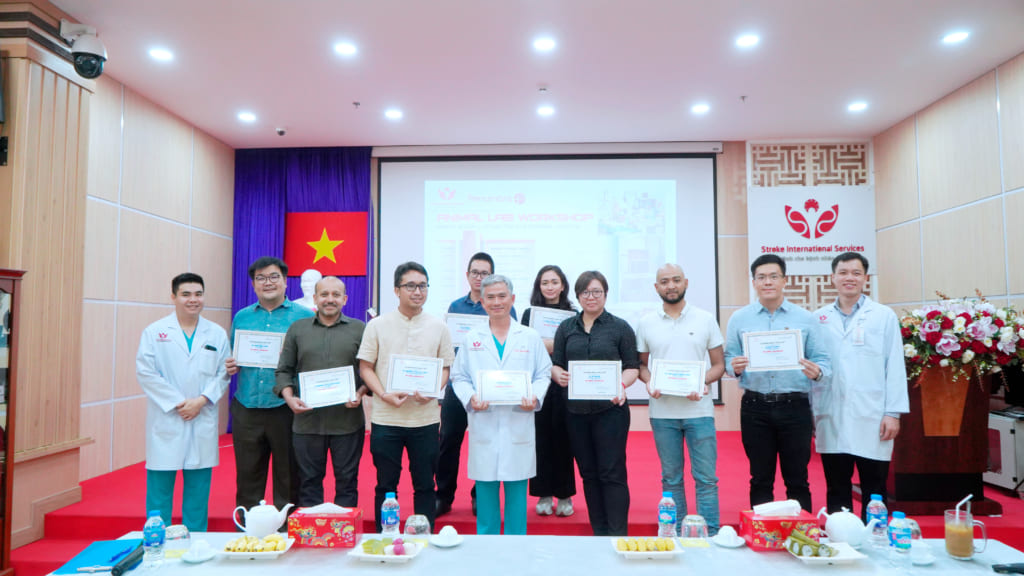 Bác sĩ thực hành can thiệp hút huyết khối trên động vật | Animal Lab Workshop