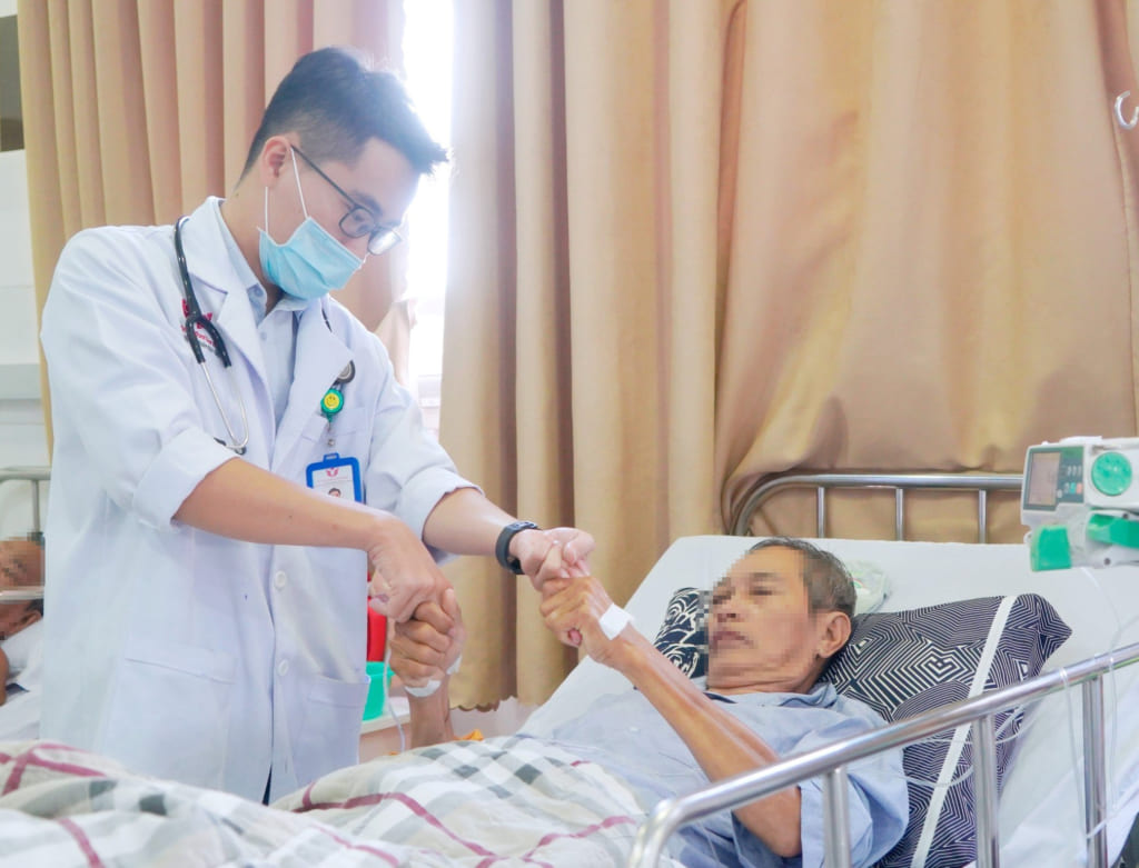 Cứu sống nam bệnh nhân rò động tĩnh mạch màng cứng hôn mê sâu