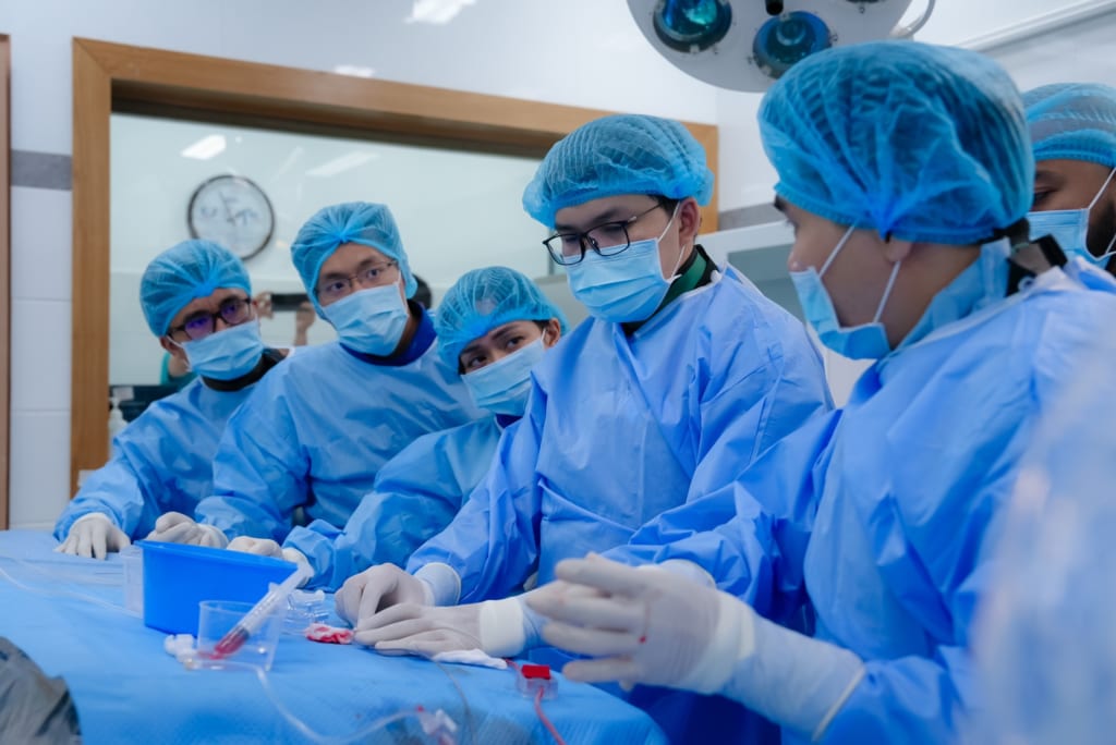 Bác sĩ thực hành can thiệp hút huyết khối trên động vật | Animal Lab Workshop