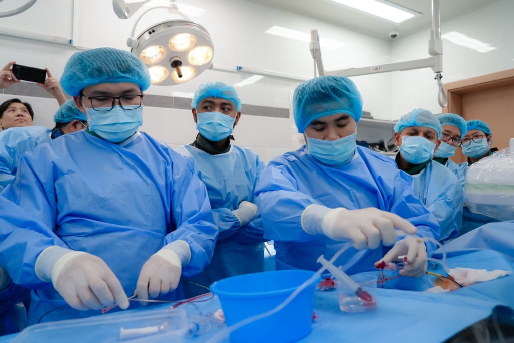 Bác sĩ thực hành can thiệp hút huyết khối trên động vật | Animal Lab Workshop