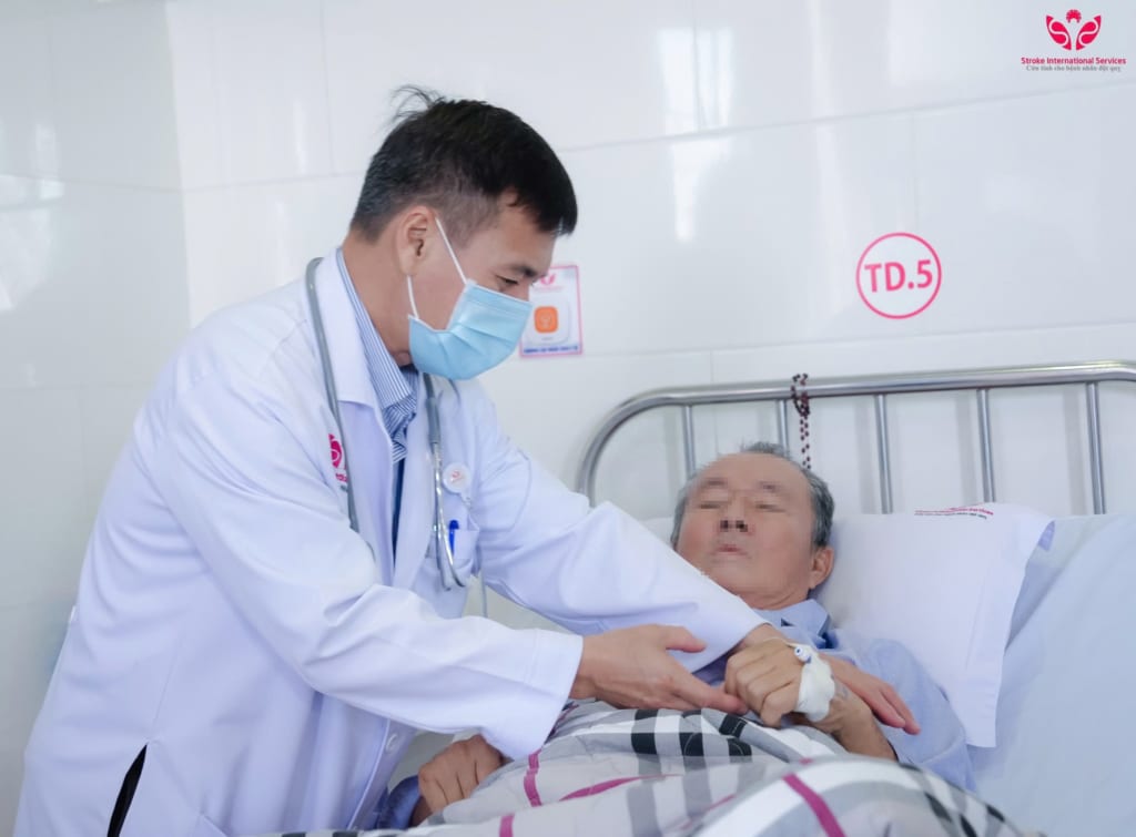 Chủ quan triệu chứng đau đầu hay quên, người đàn ông hôn mê sâu nguy kịch