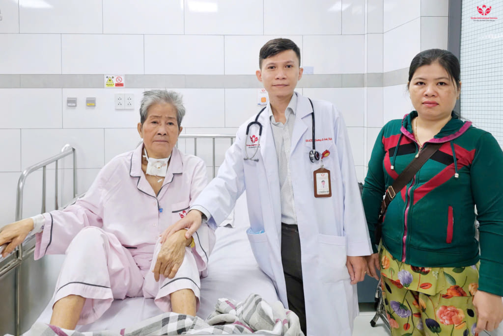 “Giải cứu” người phụ nữ U70 mang “vật bất ly thân” suốt 7 năm