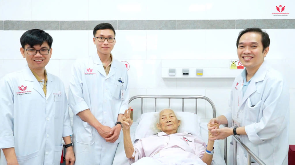 Té gãy xương ở tuổi 97, cụ bà được phẫu thuật giúp phục hồi vận động