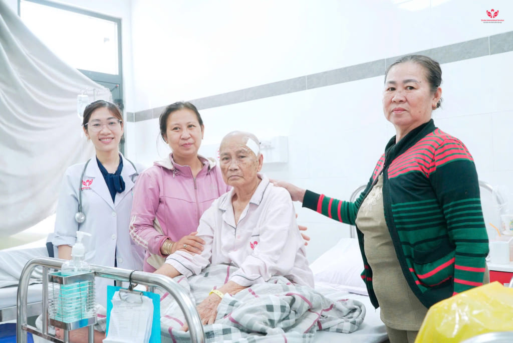 Cứu cụ bà 86 tuổi mang túi phình động mạch não như “bom hẹn giờ”