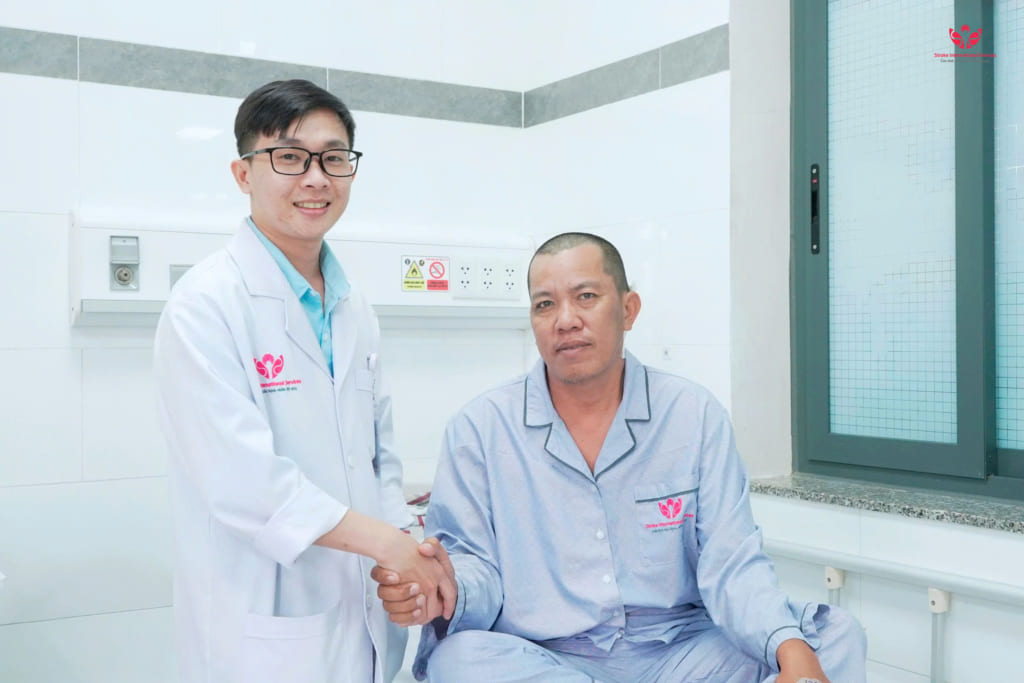 8 năm chịu đựng cơn đau như “rạch da” người đàn ông hồi sinh sau ca mổ giải ép vi mạch