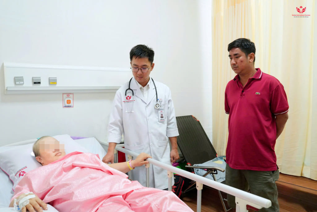 Phẫu thuật thành công ung thư vú xâm lấn thành ngực, tái tạo tuyến vú cho người bệnh