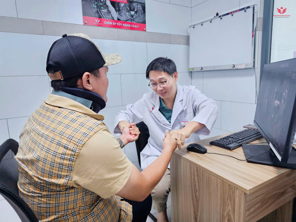 Yếu liệt tay chân tưởng đột quỵ, bất ngờ phát hiện chèn ép tủy cổ