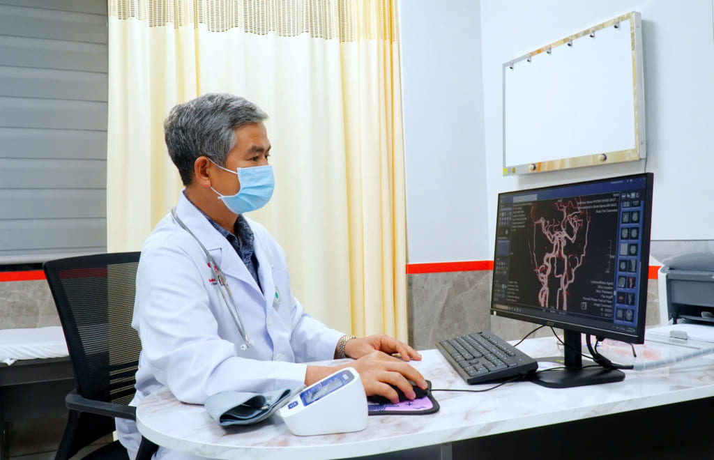 TÊ TAY CHÂN RỒI MỜ MẮT: NỮ SINH ĐI KHÁM NHIỀU NƠI MỚI PHÁT HIỆN NGUYÊN NHÂN LIÊN QUAN THẦN KINH