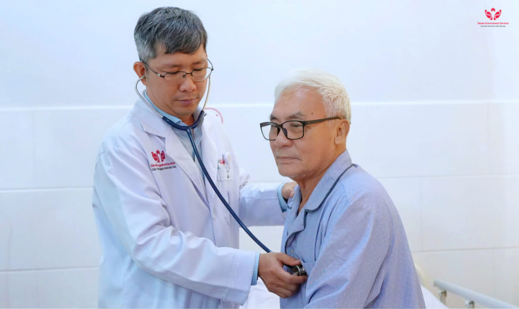 Đừng chủ quan với mệt, đau ngực thoáng qua ở người cao tuổi