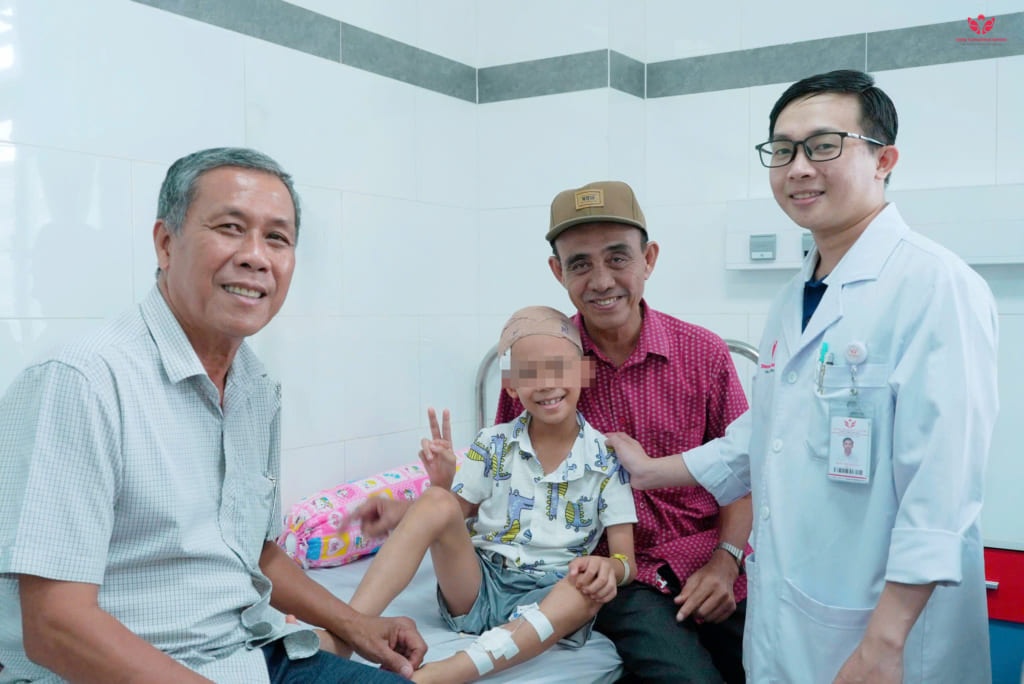 Đang học, bé trai đột ngột đau đầu dữ dội rồi hôn mê do vỡ dị dạng mạch máu não